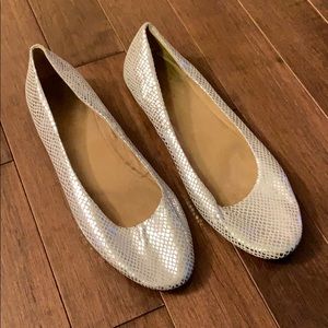 Red Camel Marathon Silver Snake Ballet Flats